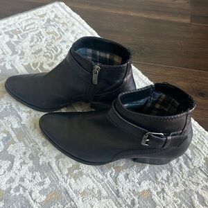 Vero Cuoio Italian Leather Low Heeled Booties-Black Side Zip, Size 6 - Like New
